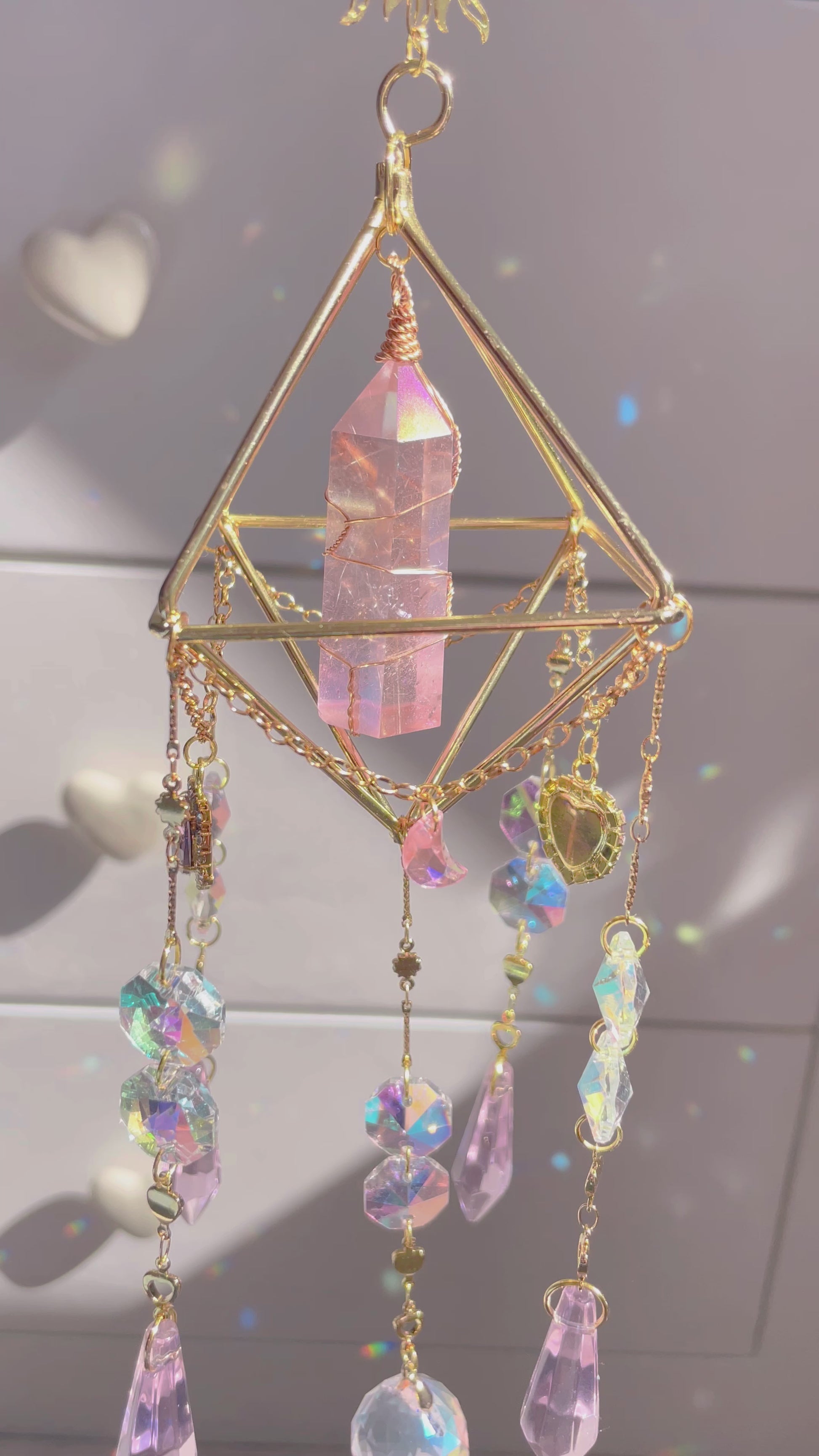 Plaqué or, éthéré, cristal de quartz rose, attrape-soleil en cristal prisme  arc-en-ciel papillon rose clair et or -  France